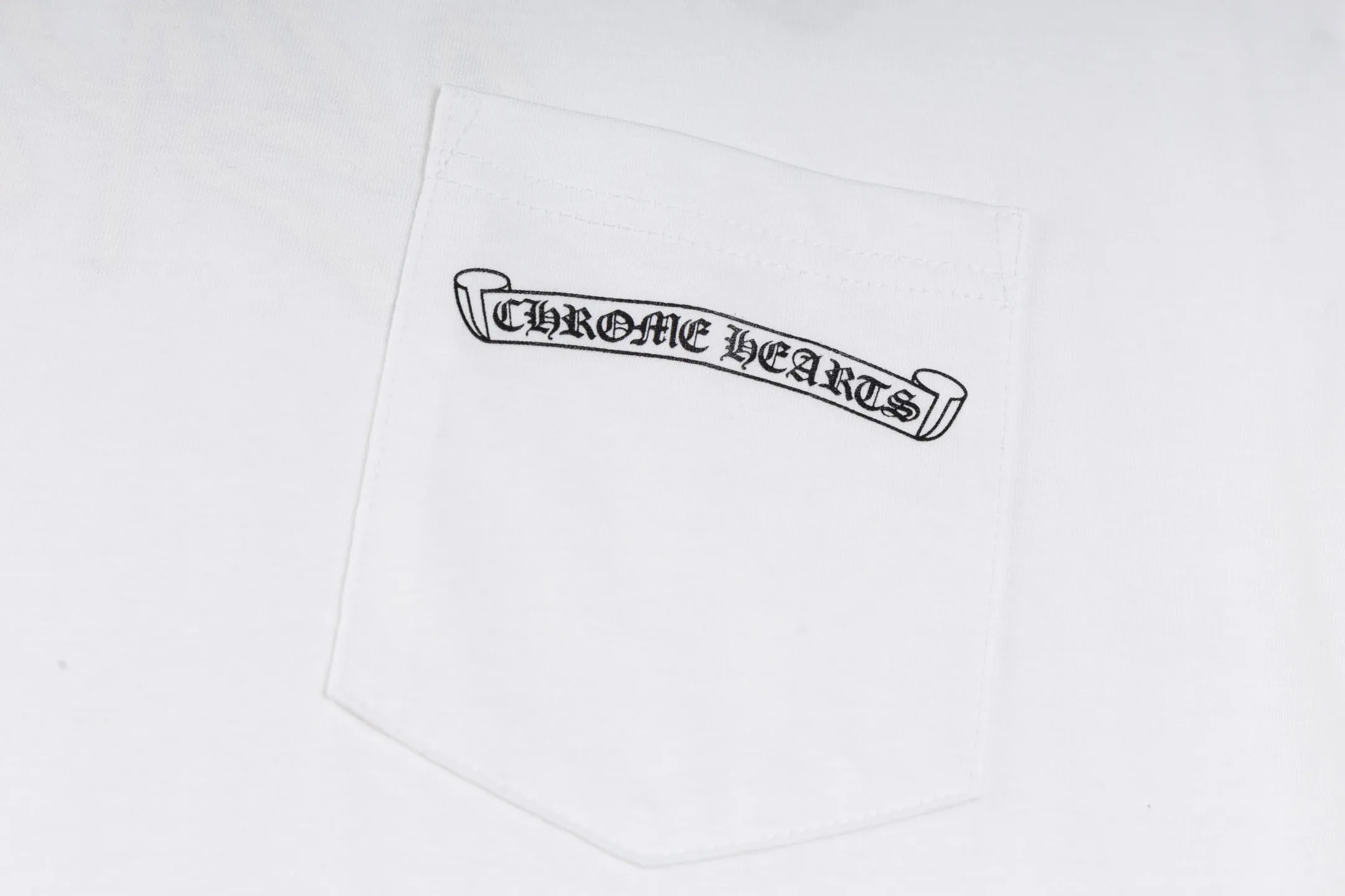 🅿️340 [Exclusive supply] CH Crow Heart Graffiti Limited Long Sleeve (White) The fabric is made of 26-woven 220g cotton, and the printing is printed with ink. The most important thing is that the leather is sewn by hand (handwork involves high costs). A lot of effort has been put into the fabric, hardware and craftsmanship. The top quality and industry benchmark in the market are only owned by a few people. The overall wiring is straight and delicate, the fabric is comfortable and soft, and the color is consistent without color difference. It can be matched with the same style to create a fashionable look and control various occasions. Customized accessories, complete with three standards, same style for men and women! Size:S/M/L